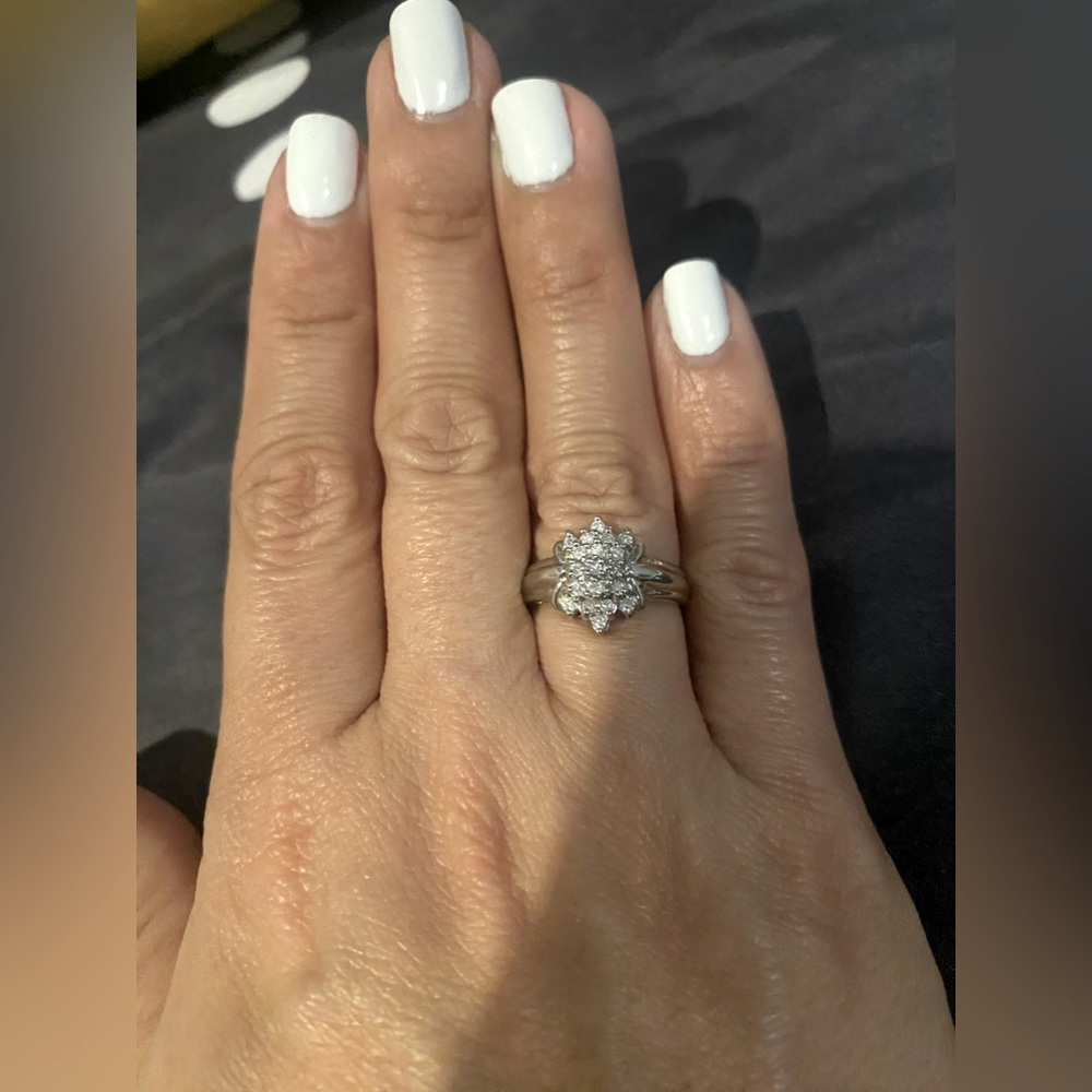 Beautiful Engagement ring size 5.5 or 6- do not know much of the origin.